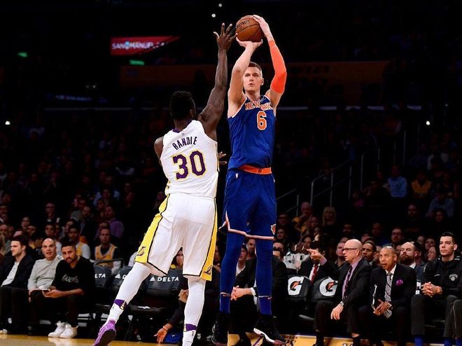 关于西亚卡姆在加拿大队比赛中惊险取胜纽约尼克斯今晨豪取连胜，媒体一致点评：今晨波尔图备战意大利杯的信息